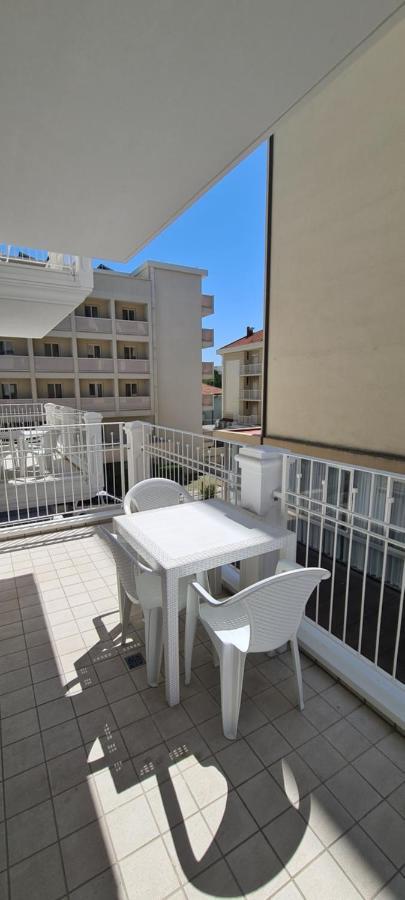 Rubino Apartments A 100Metri Dal Mare Riccione Exterior foto