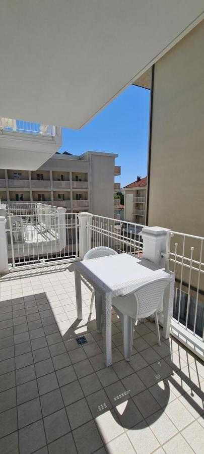 Rubino Apartments A 100Metri Dal Mare Riccione Exterior foto