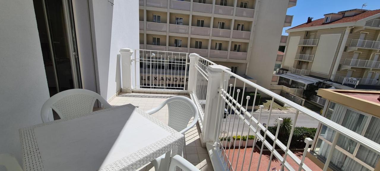 Rubino Apartments A 100Metri Dal Mare Riccione Exterior foto